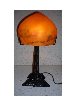 Lámpara de hierro forjado y lámina de vidrio, triángulo, naranja